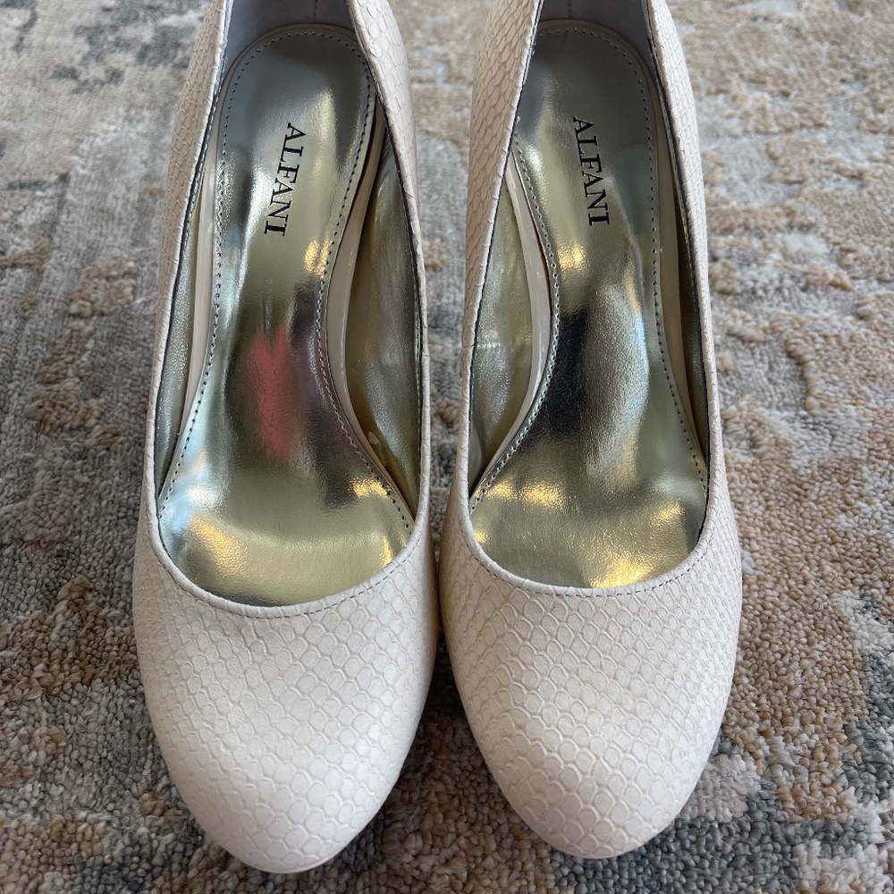 Alfani 4" heels, tan, size 6.5
